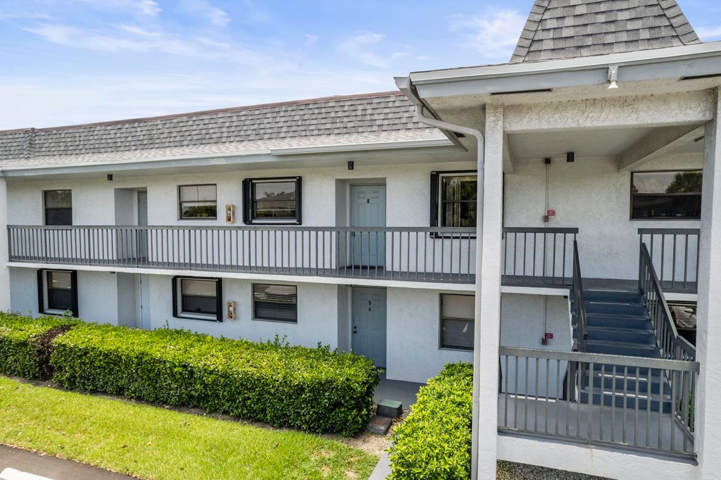 Photo of 1270 SE Parkview Place #B8, Stuart, FL 34994 (MLS # R11004257)