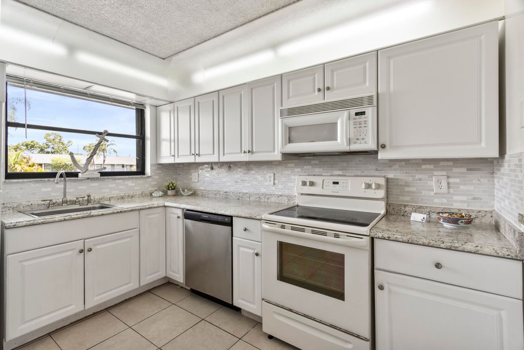 Photo of 1270 SE Parkview Place #B8, Stuart, FL 34994 (MLS # R11004257)