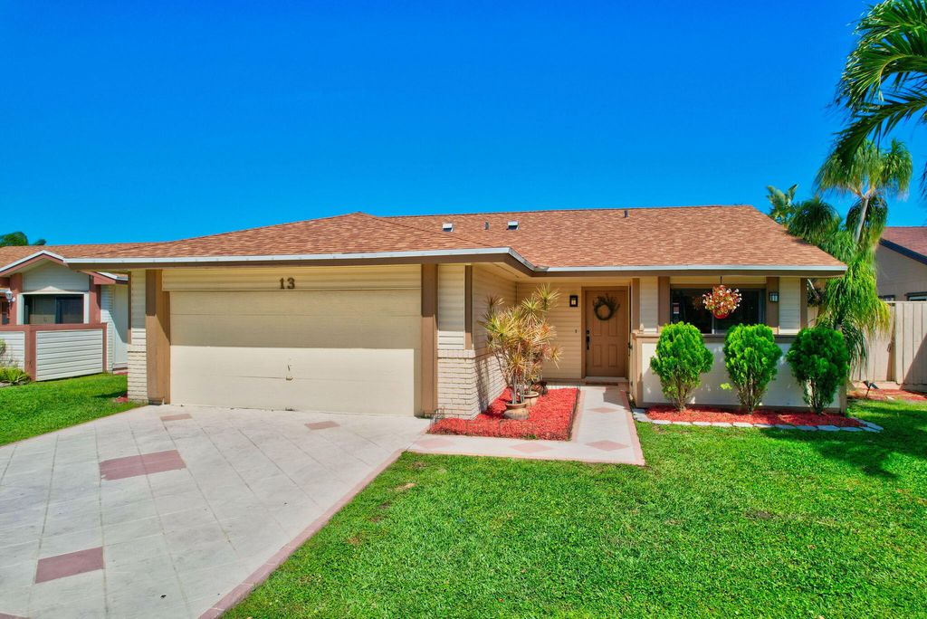 Photo of 13 Fawlkland Circle, Boynton Beach, FL 33426 (MLS # R10974472)