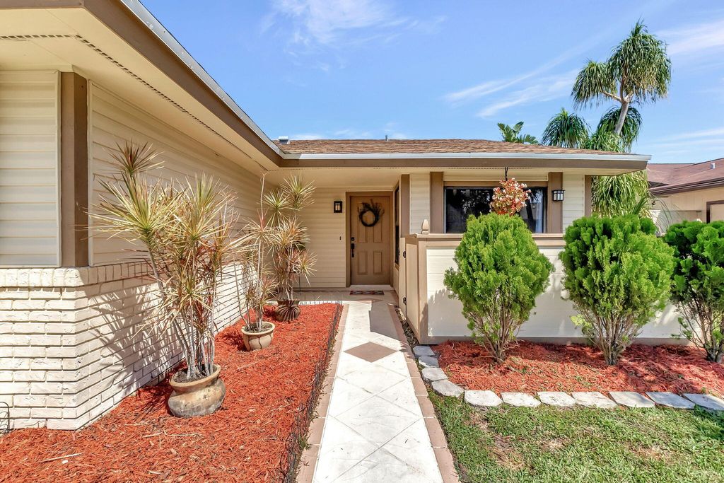 Photo of 13 Fawlkland Circle, Boynton Beach, FL 33426 (MLS # R10974472)