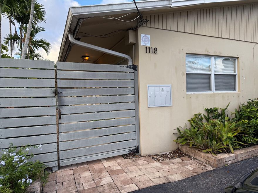 JOIN THE INDEPENDENT SPIRIT OF SAILBOAT BEND...PERFECT FOR DOWNTOWN PROFESSIONAL PERSON, WALKING DISTANCE TO RIVER FRONT, RESTAURANTS, LAS OALS,  CLOSE TO I-95 AND BEACHES...SPOTLESS  1 BEDROOM/1BATH UNIT IN A GARDEN SETTING.  TILE AND CARPET IN BEDROOM, WALK-IN CLOSET, CEILING FANS.  LAUNDRY ON PREMISES.  VERY WELL MAINTAINED PROPERTY AND LOVELY BACK YARD WHERE YOU CAN ENJOY YOUR COFFEE/ DRINK ETC...PET CONSIDERED WITH A $250 PET FEE.  
ALSO, BRAN NEW WASHER AND DRYER!
WONDERFUL LANDLORDS, YOU WILL NEVER WANT TO LEAVE.