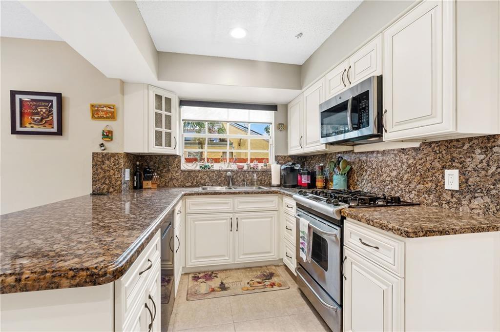 The Country Sec 1 81-5 B - Residential