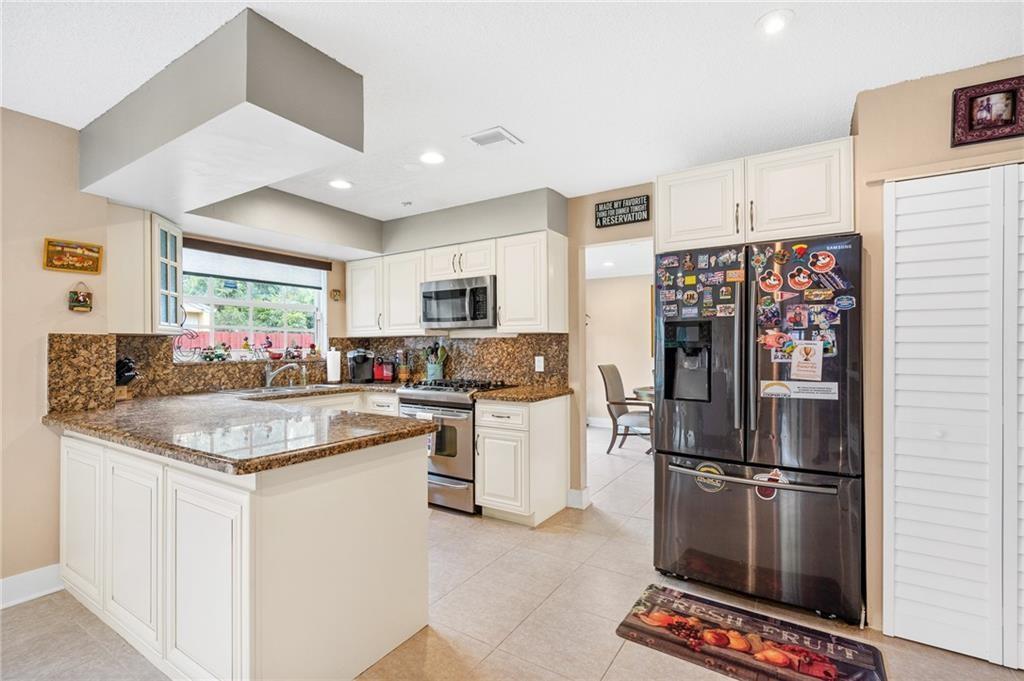 The Country Sec 1 81-5 B - Residential