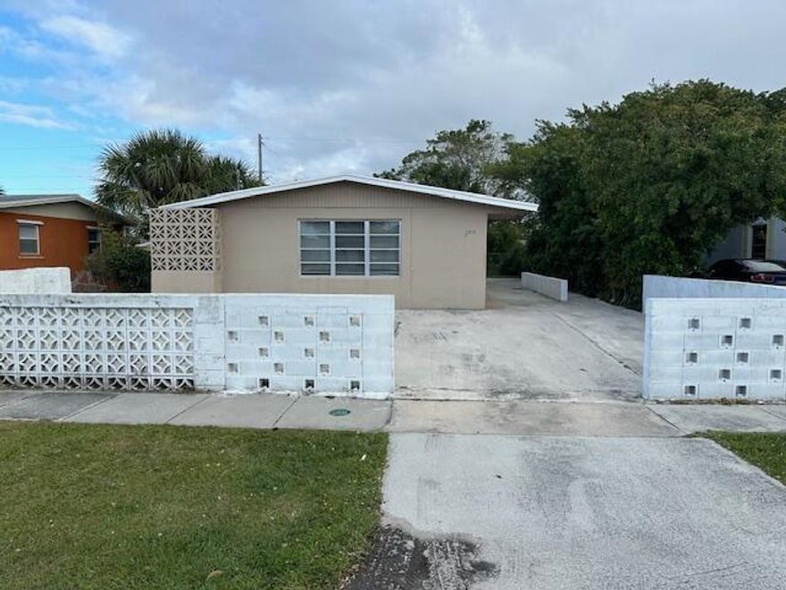 LOCATION!! Check out this charming single family 3/1 well maintained home. Plenty of space in this fenced backyard. Close to I-95 and the Outlets, as well as Downtown and City Place. Roof is 19 years old and property needs work and updates.