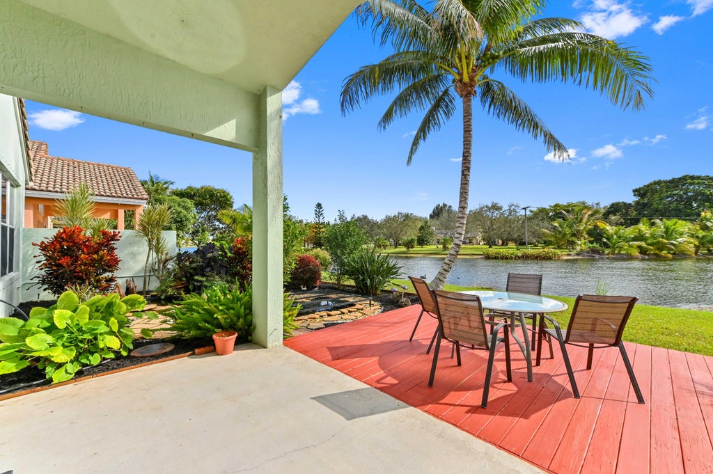 Photo of 9520 Lago Drive, Boynton Beach, FL 33472 (MLS # R11057234)