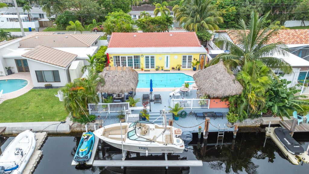 Photo of 2402 SE 13th Court, Pompano Beach, FL 33062 (MLS # R11003879)