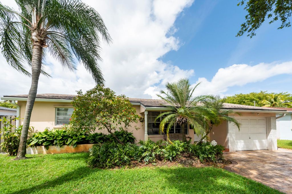 Photo of 510 S 58th Court, Hollywood, FL 33023 (MLS # B26011885)