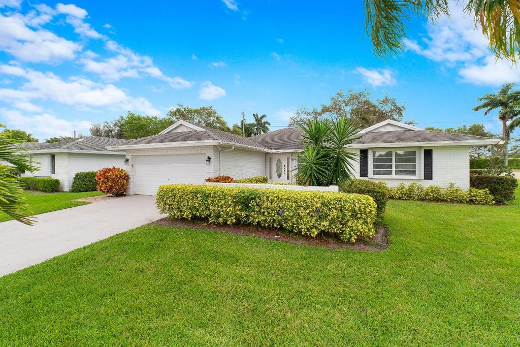 Photo of 10814 Greentrail Drive S, Boynton Beach, FL 33436 (MLS # R11050412)