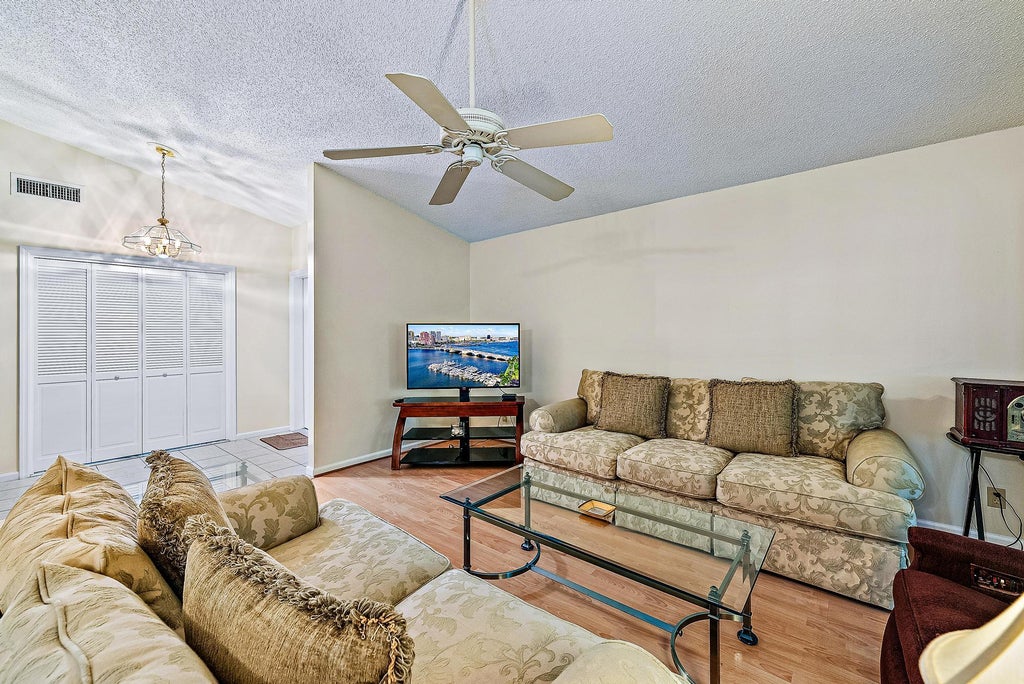Photo of 77 Ironwood Way N, Palm Beach Gardens, FL 33418 (MLS # R10962495)