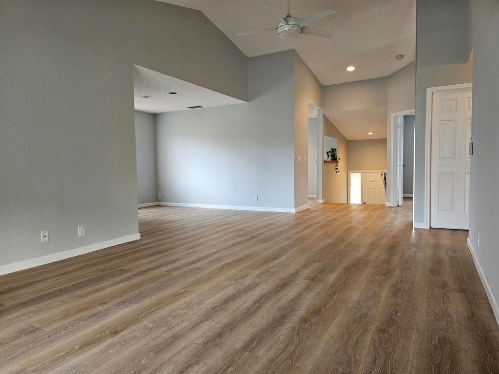 Photo of 15 Lexington Lane E #H, Palm Beach Gardens, FL 33418 (MLS # R11000514)