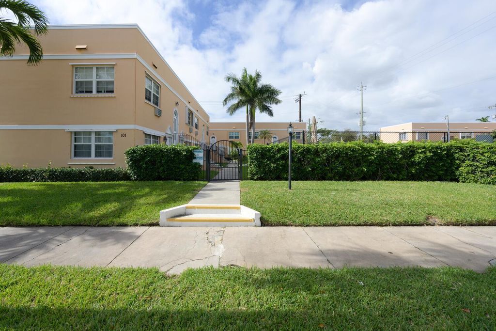 Photo of 101 S Golfview Road #15, Lake Worth Beach, FL 33460 (MLS # R11097298)