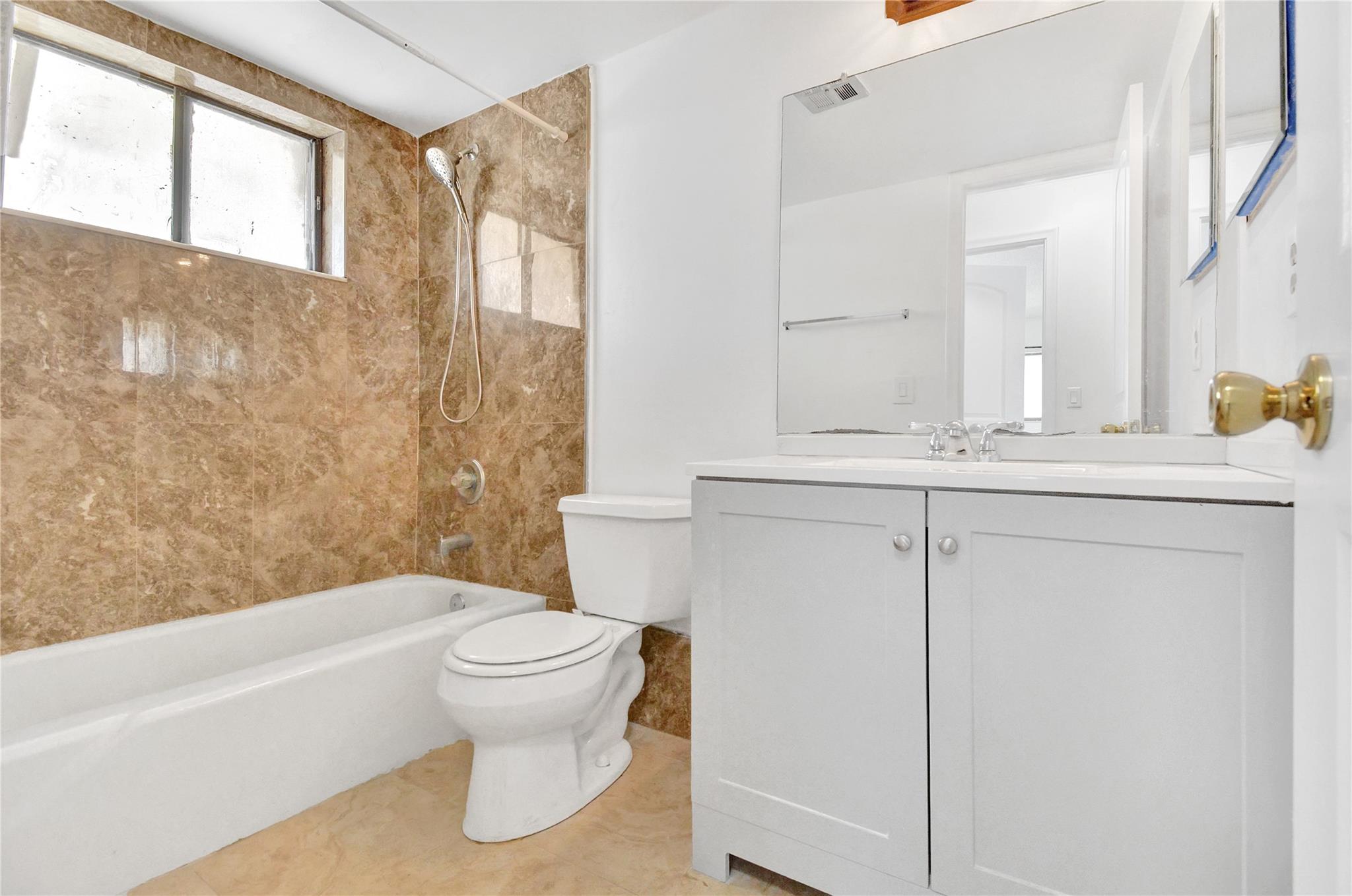 CENTRE HILL COURTS CONDO - Residential Lease