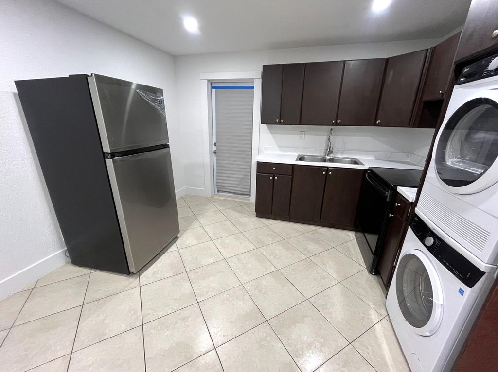 Photo of 1015 NE 17th Avenue #102, Fort Lauderdale, FL 33304 (MLS # B26018521)