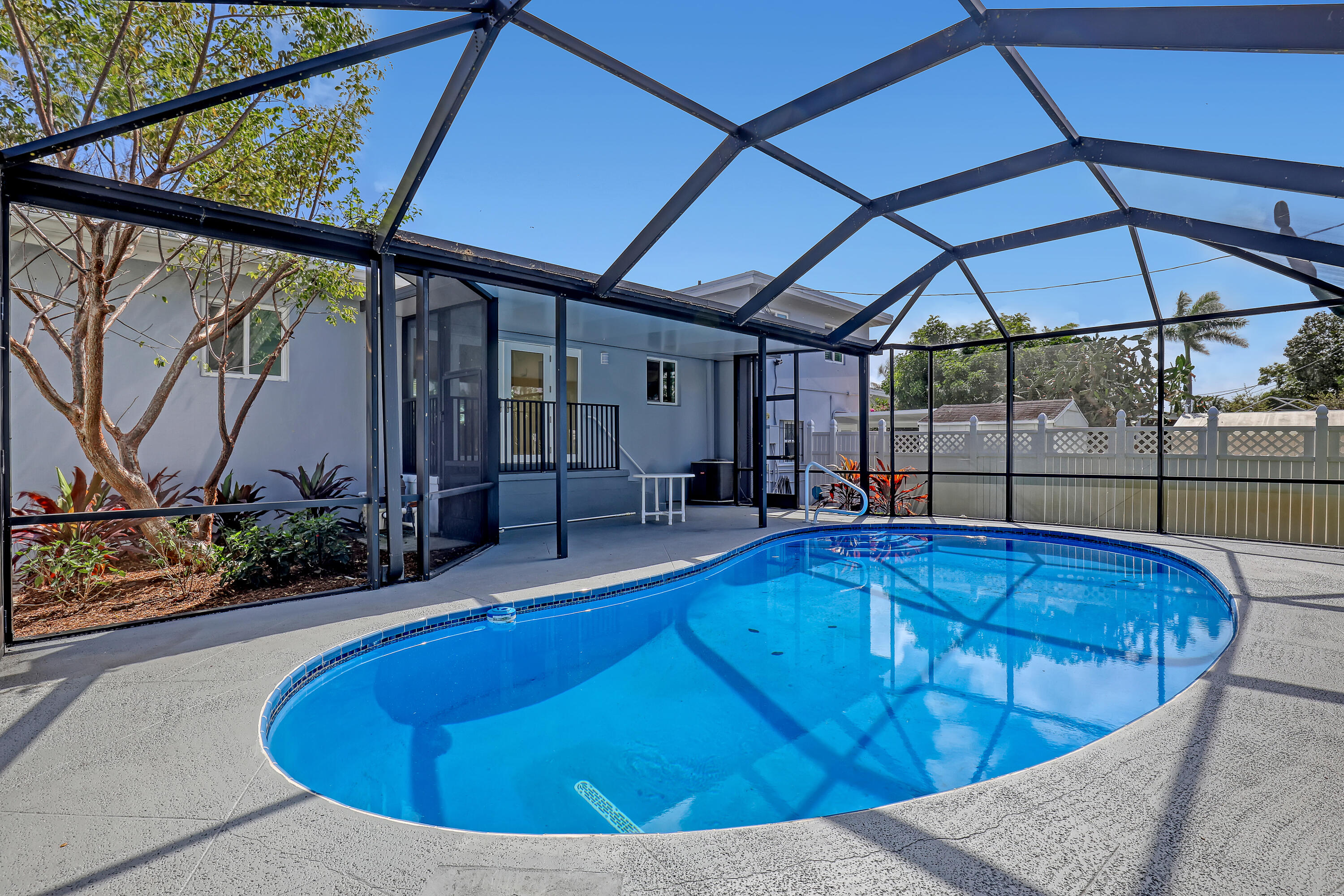 LAKE OSBORNE ESTATES 4 - Residential