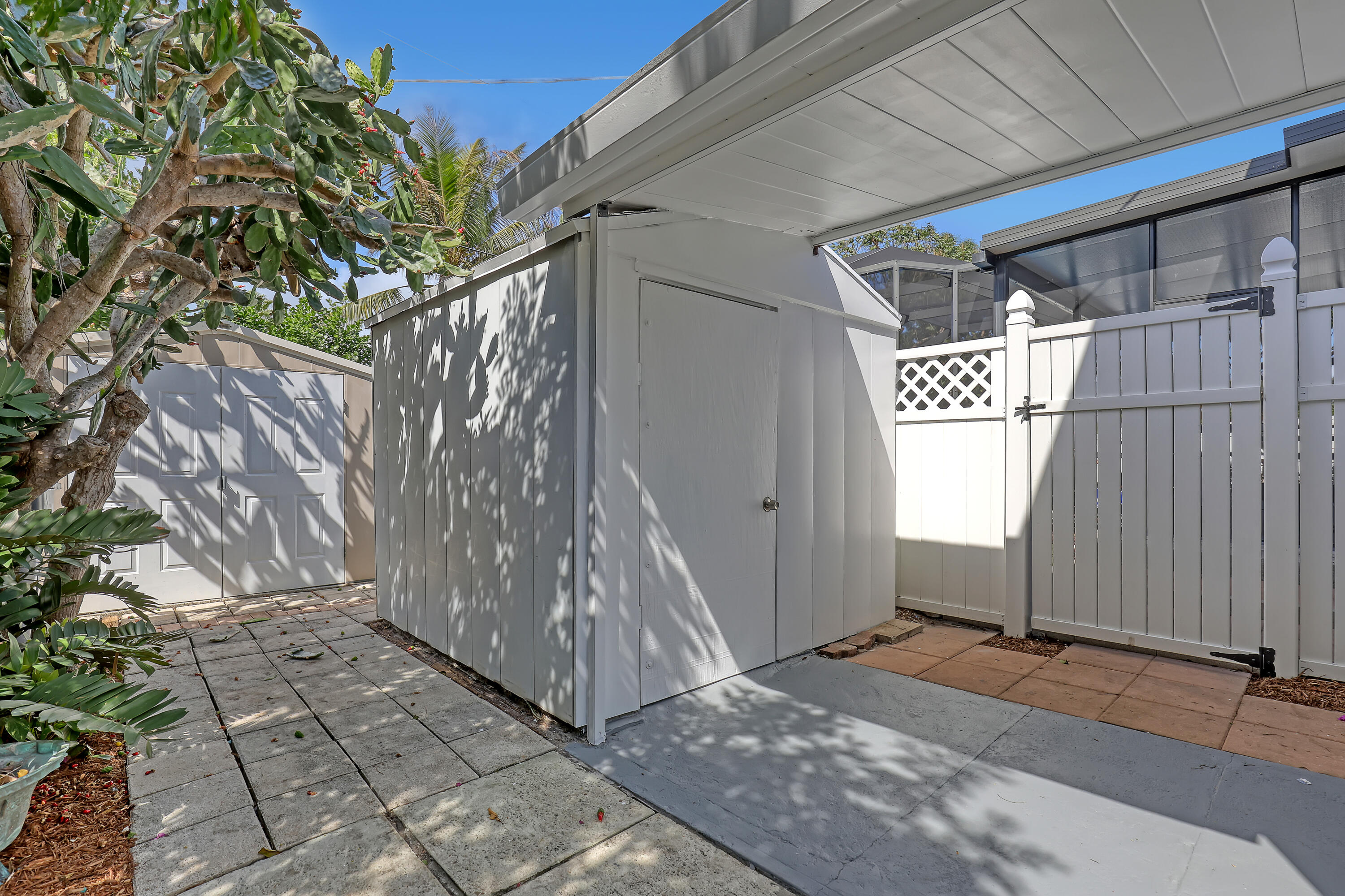 LAKE OSBORNE ESTATES 4 - Residential