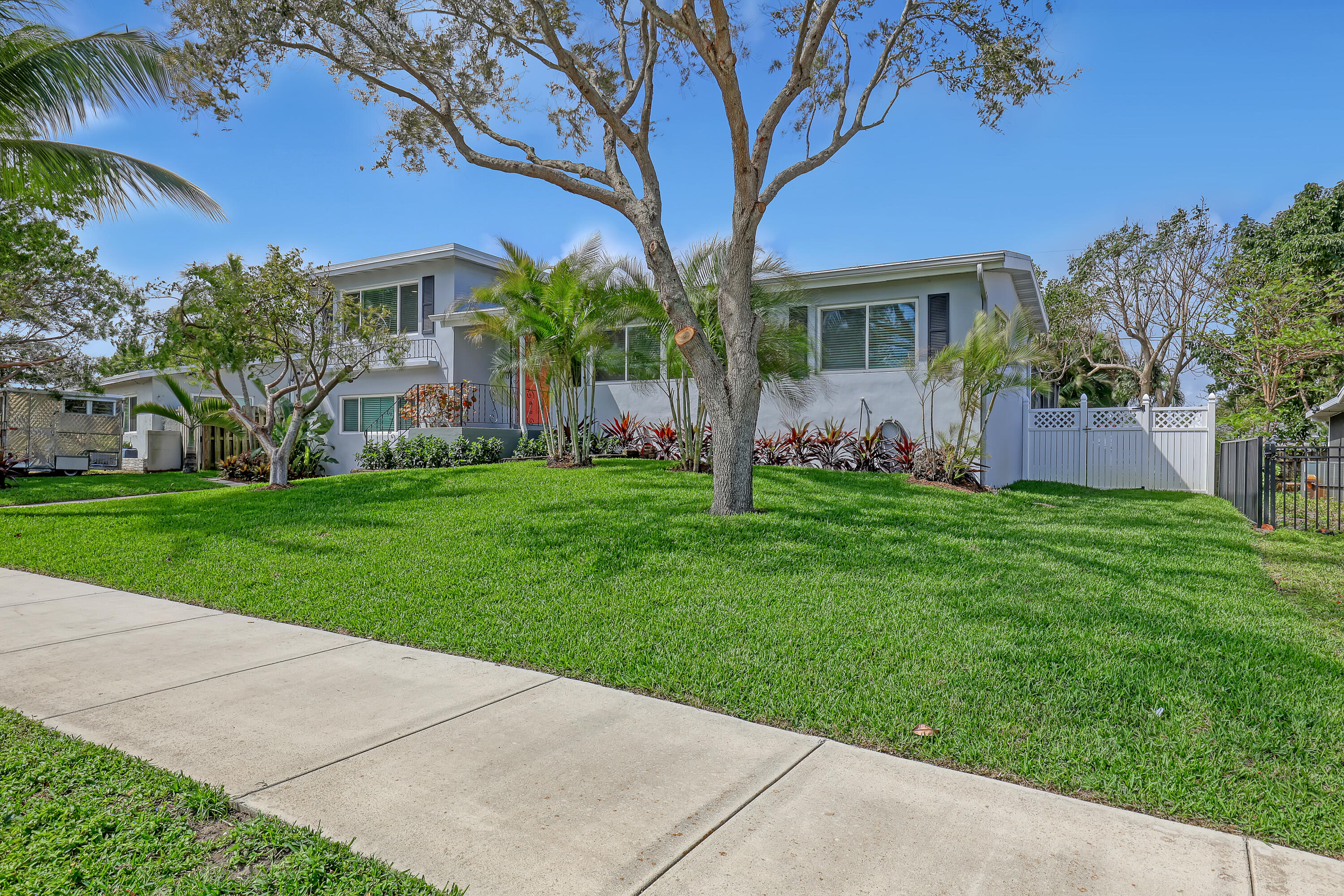 LAKE OSBORNE ESTATES 4 - Residential