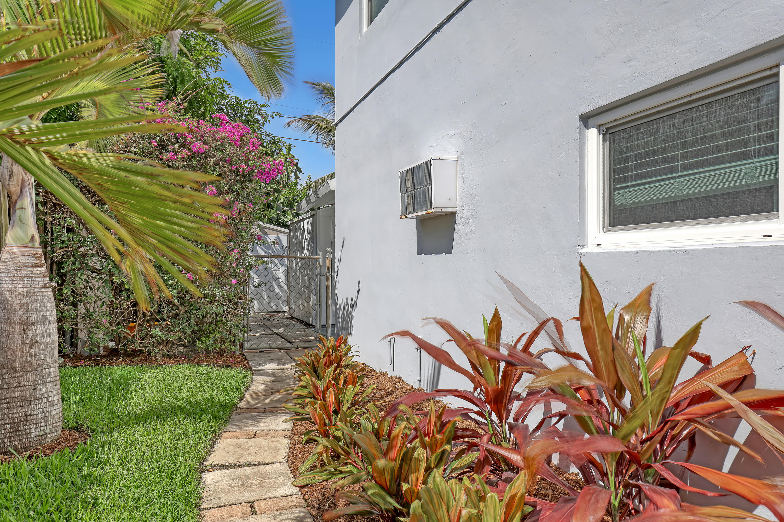 LAKE OSBORNE ESTATES 4 - Residential