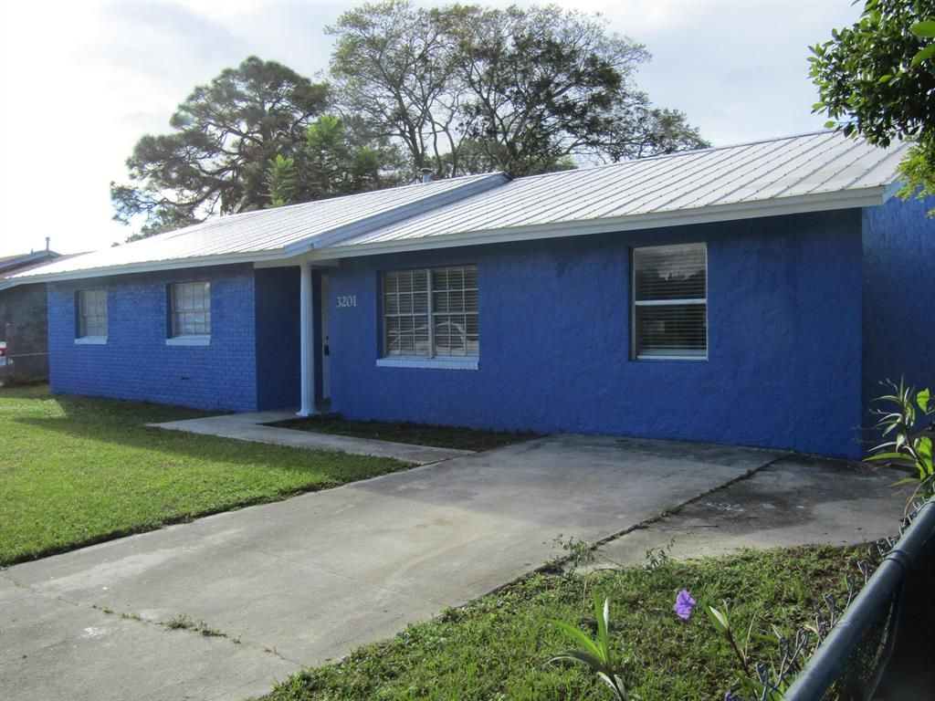 Photo of 3201 Kentucky Avenue, Fort Pierce, FL 34947 (MLS # R10756369)