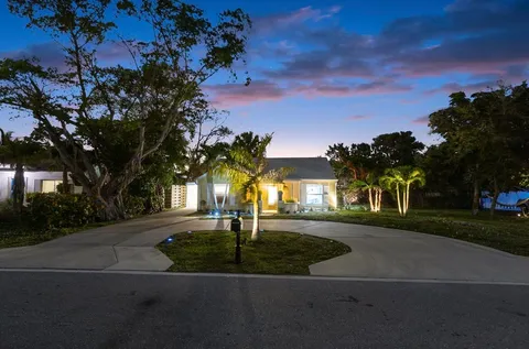727 S Lake Drive, Lantana, FL MLS: R11066257
