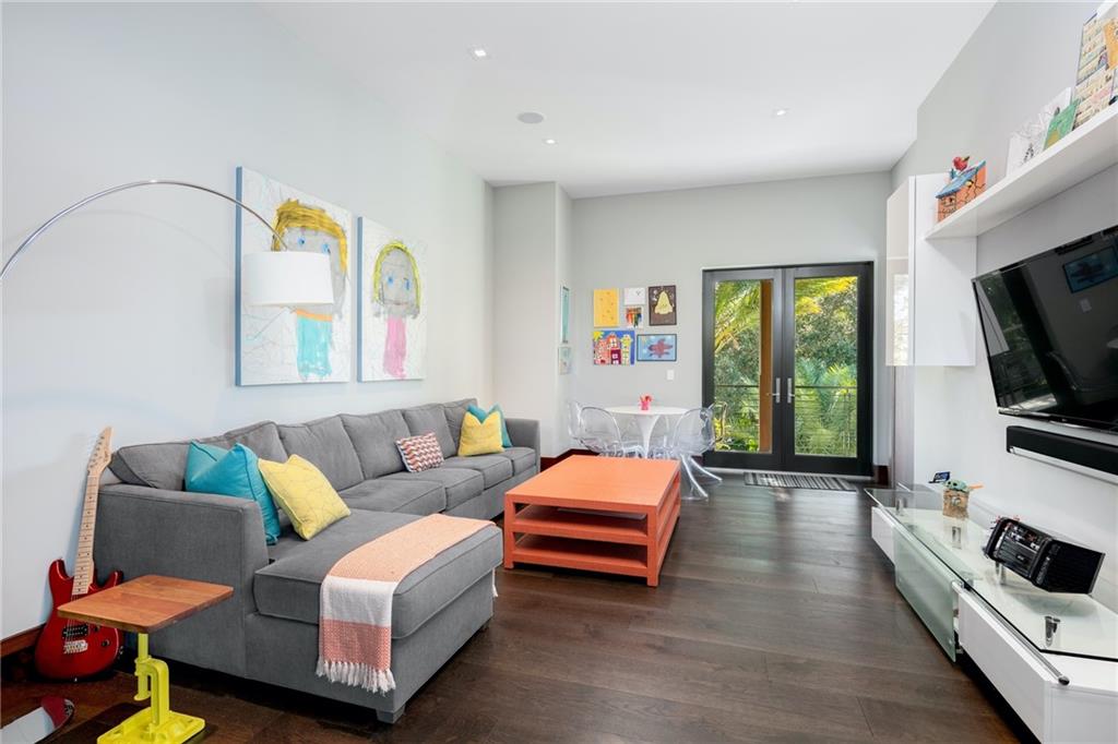 BAY COLONY - Residential