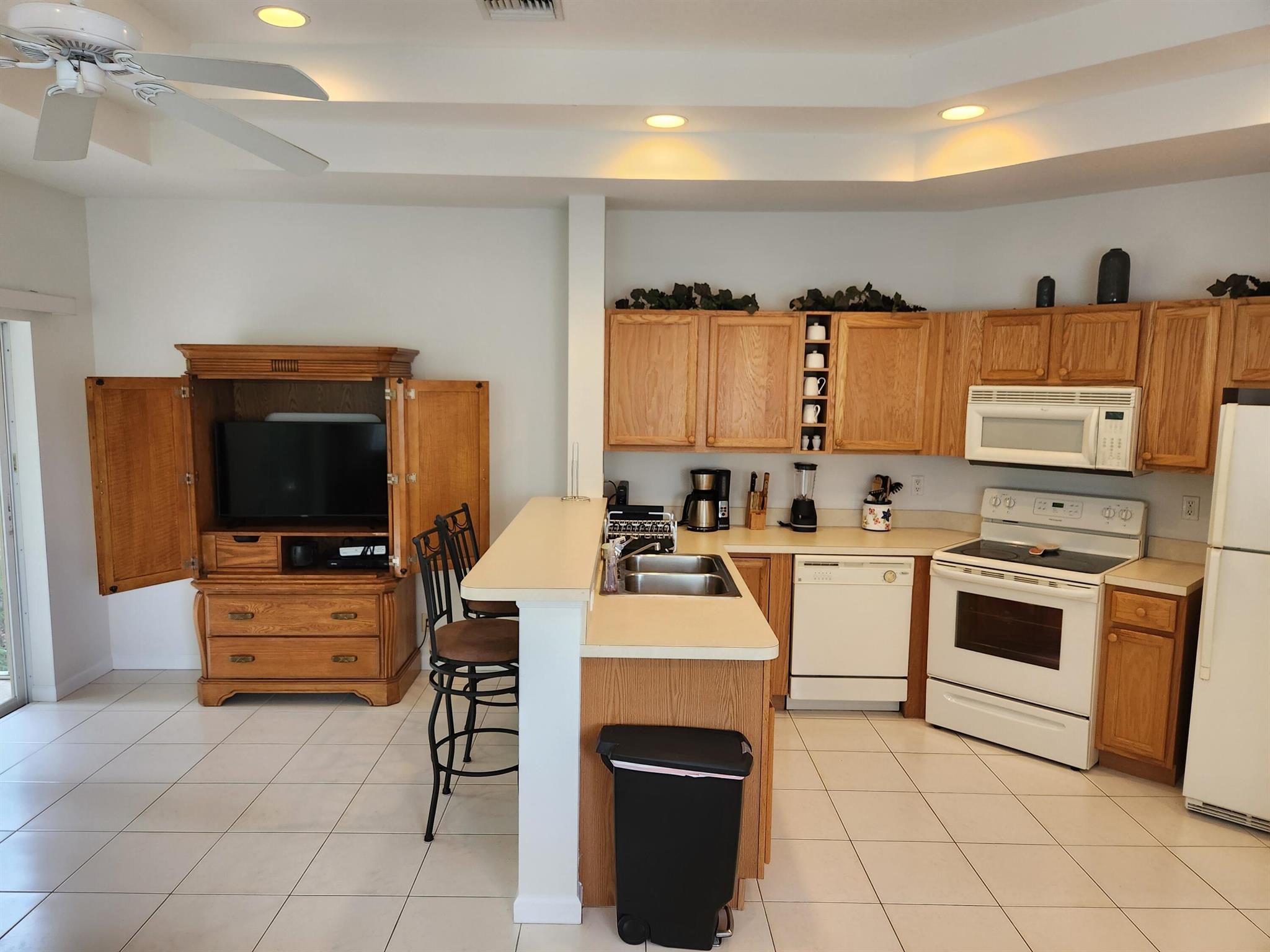 CASTLE PINES CONDOMINIUM - Residential Lease