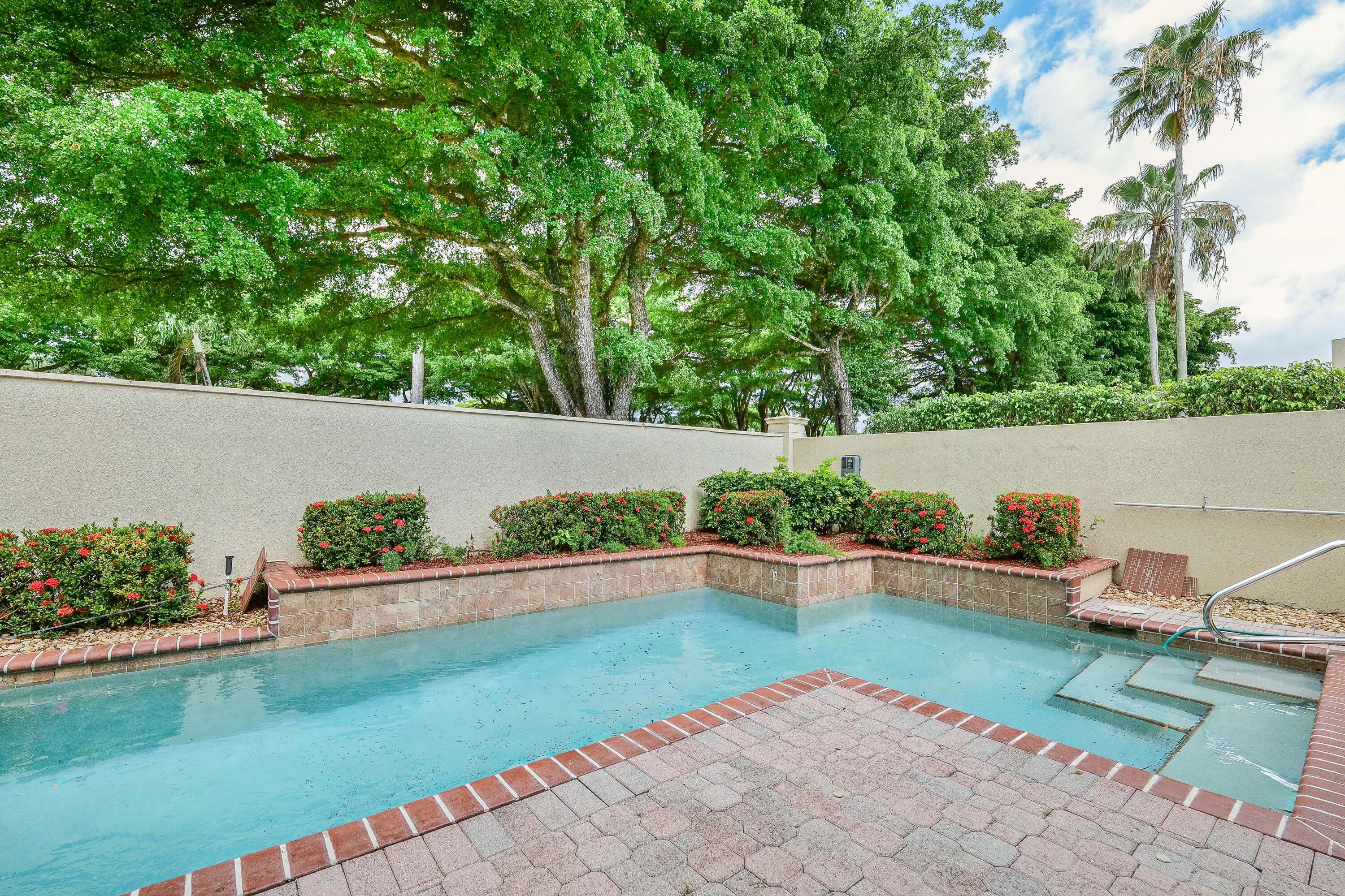 23264 N Mirabella Cir Circle N