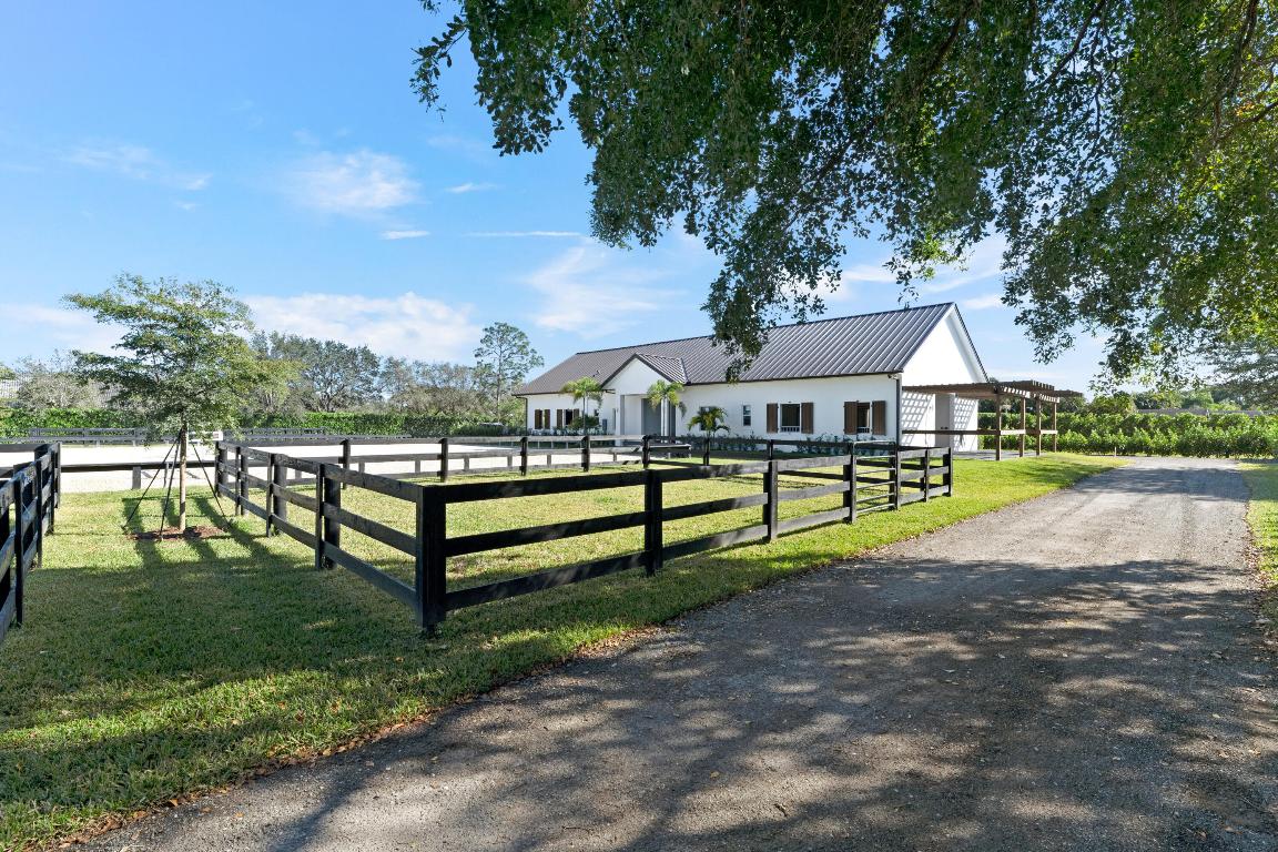 SADDLE TRAIL PARK OF WELLINGTON - Residential