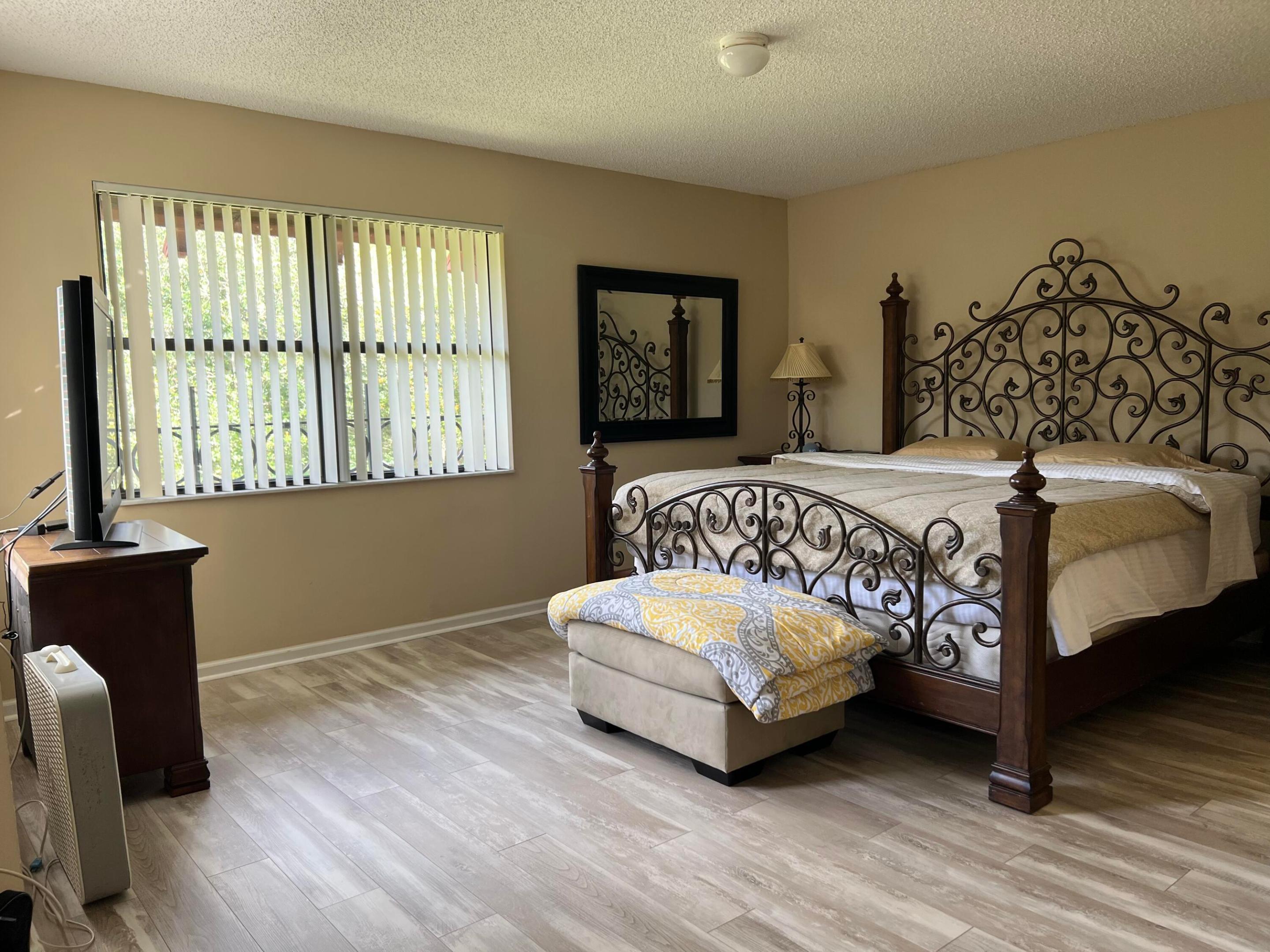 UNO LAGO - Residential Lease