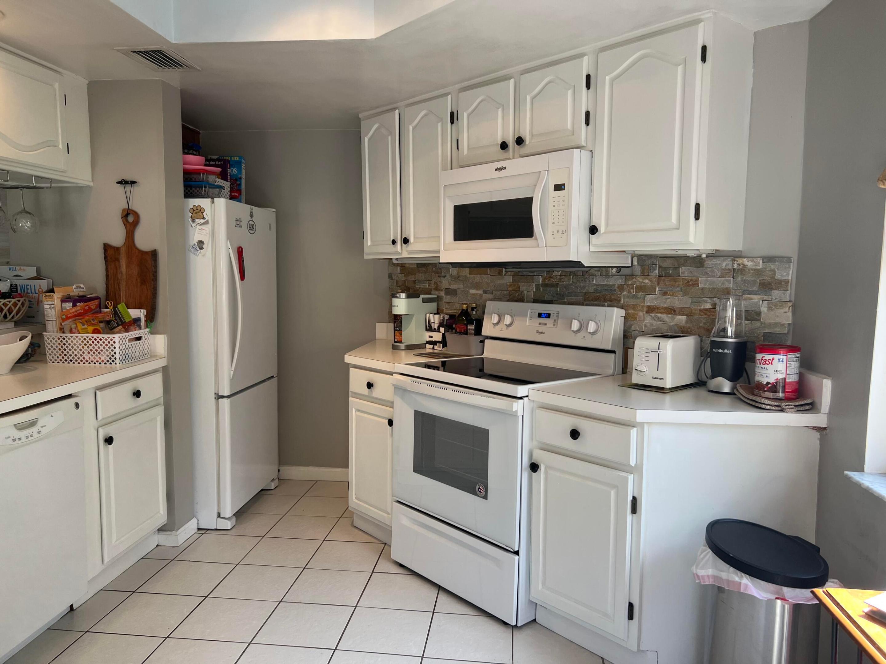 UNO LAGO - Residential Lease