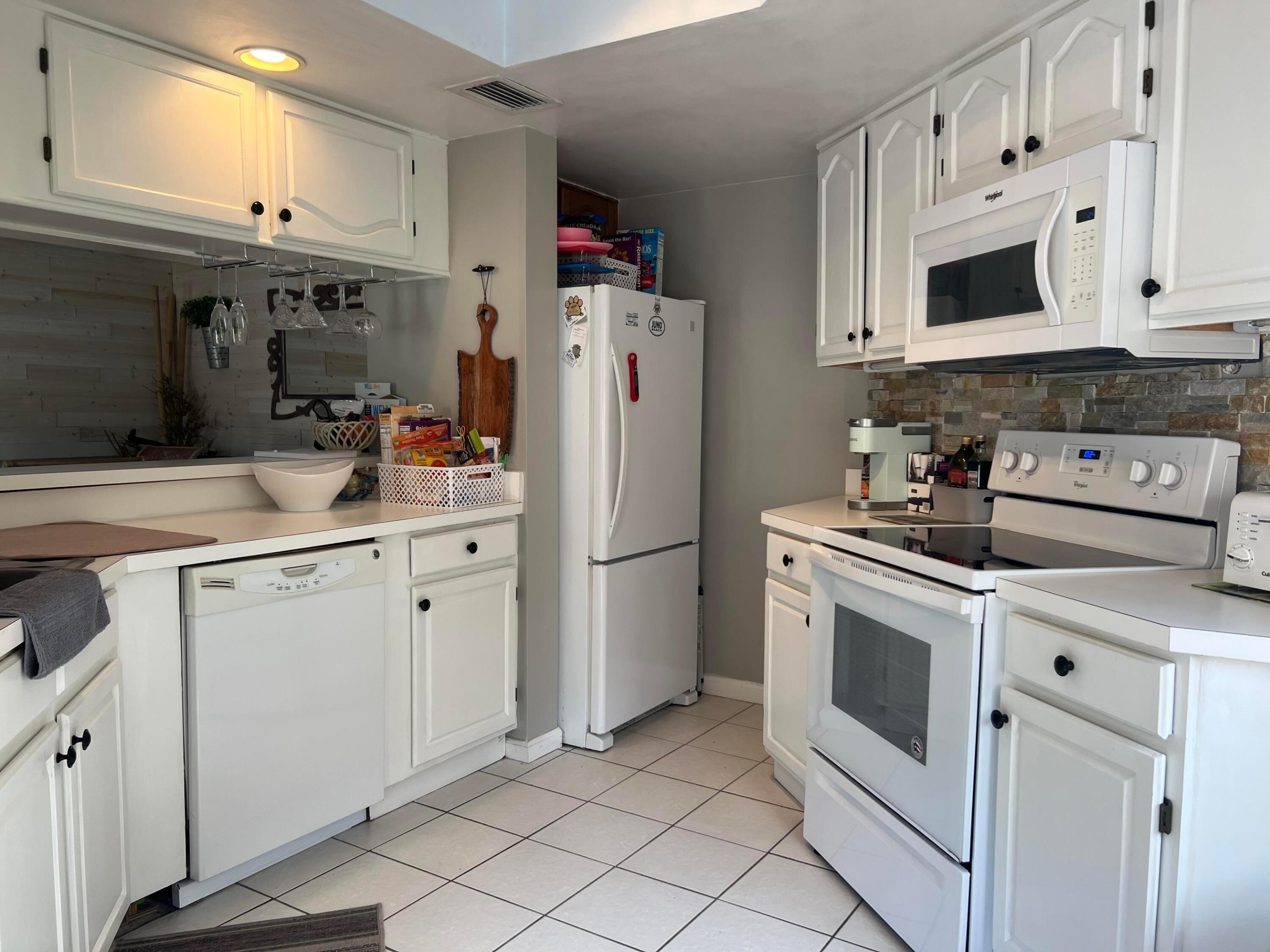 UNO LAGO - Residential Lease