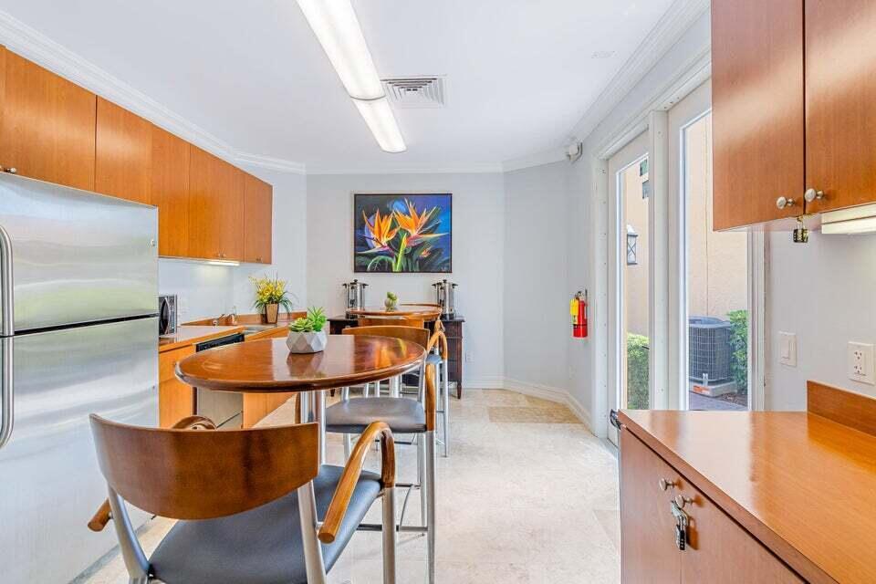 UNO LAGO - Residential Lease