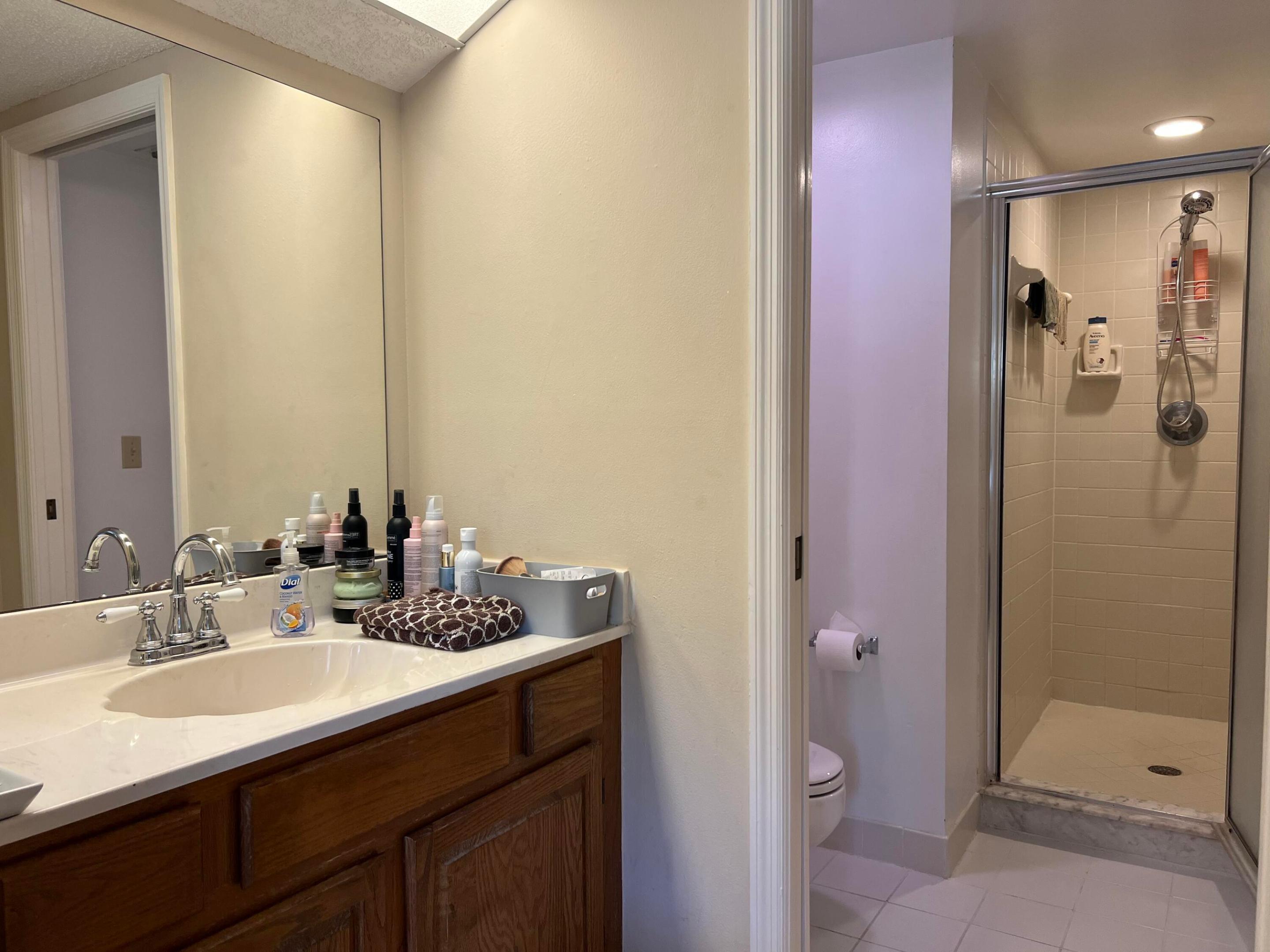 UNO LAGO - Residential Lease