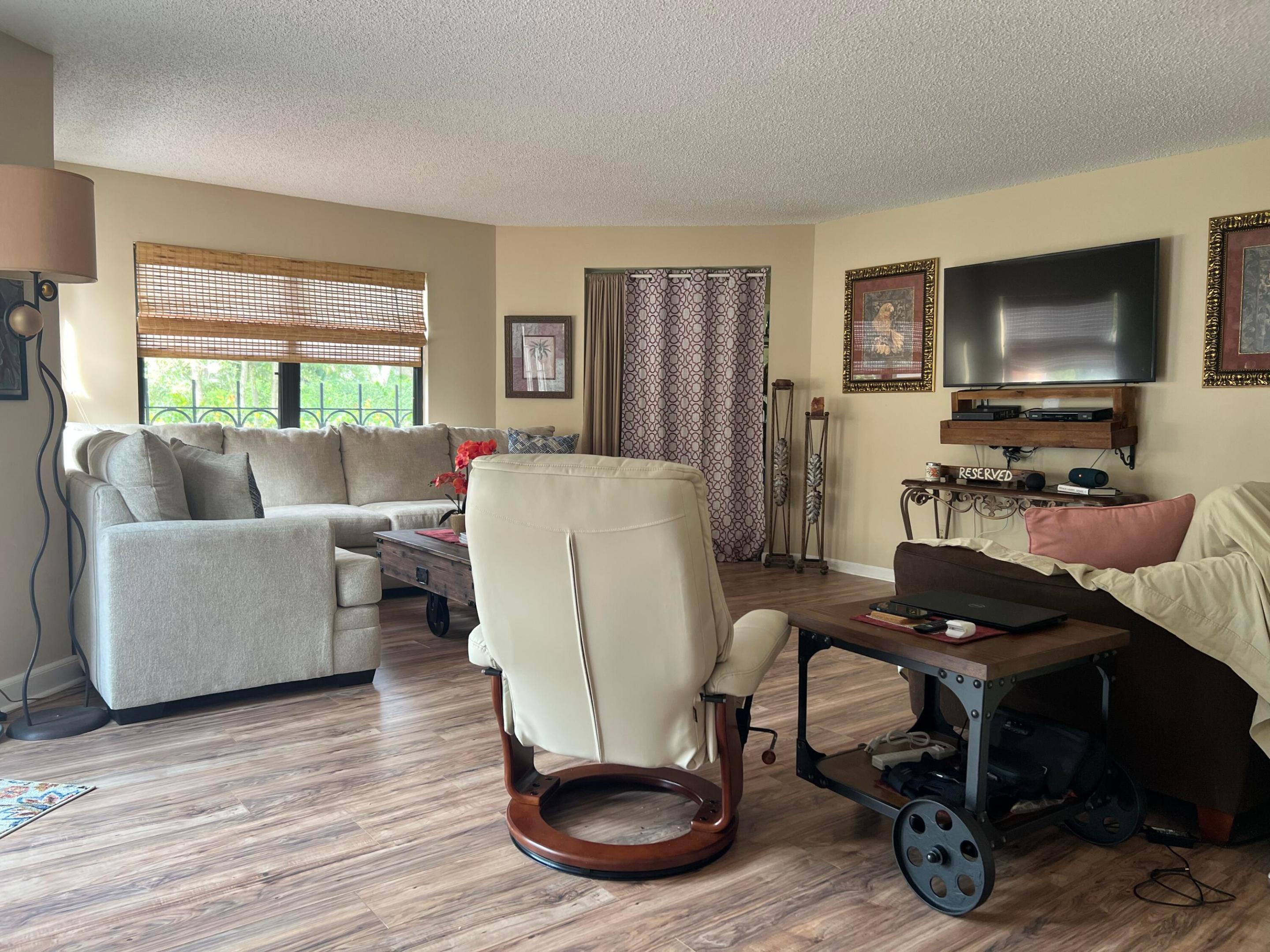 UNO LAGO - Residential Lease