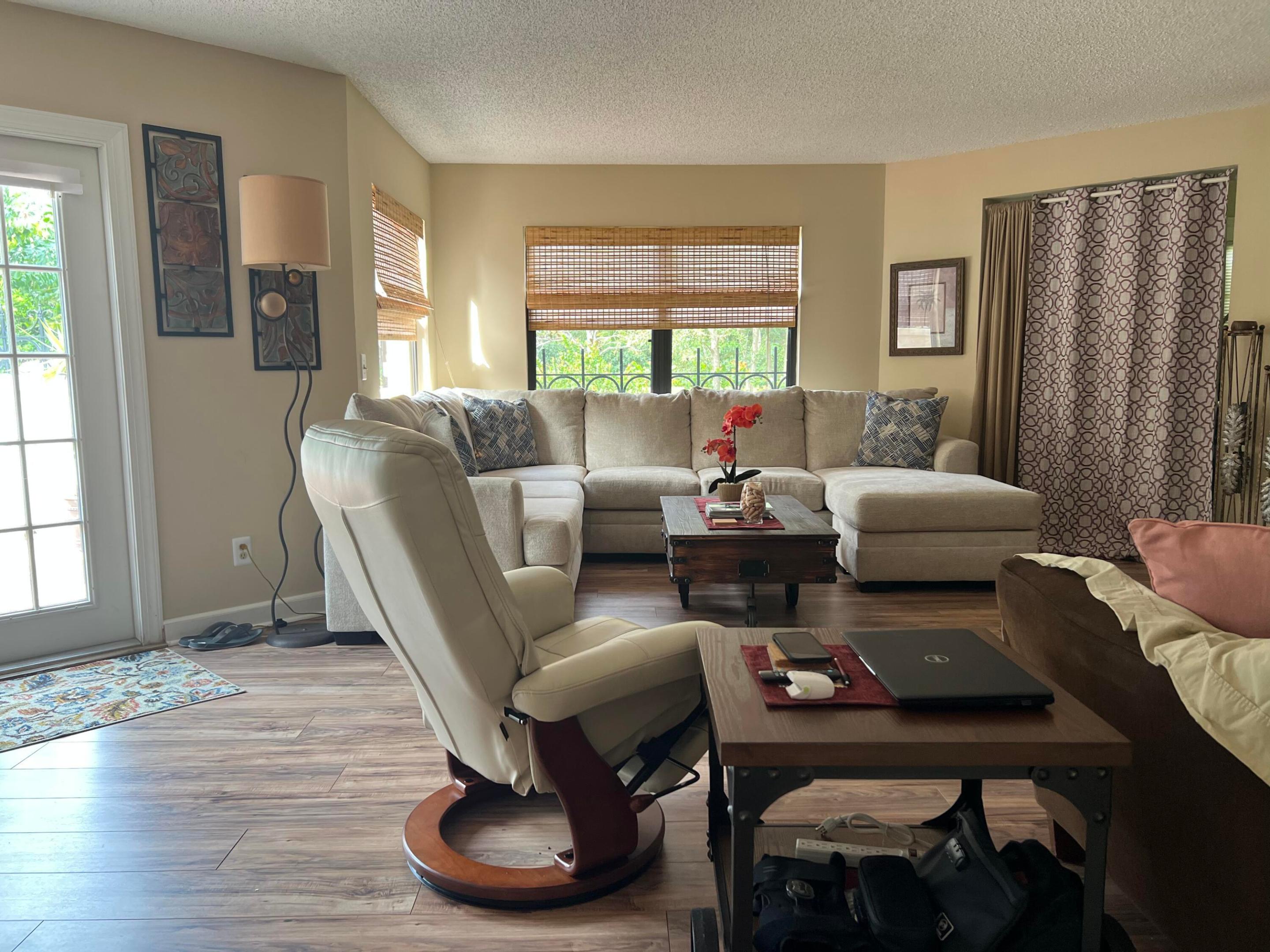 UNO LAGO - Residential Lease