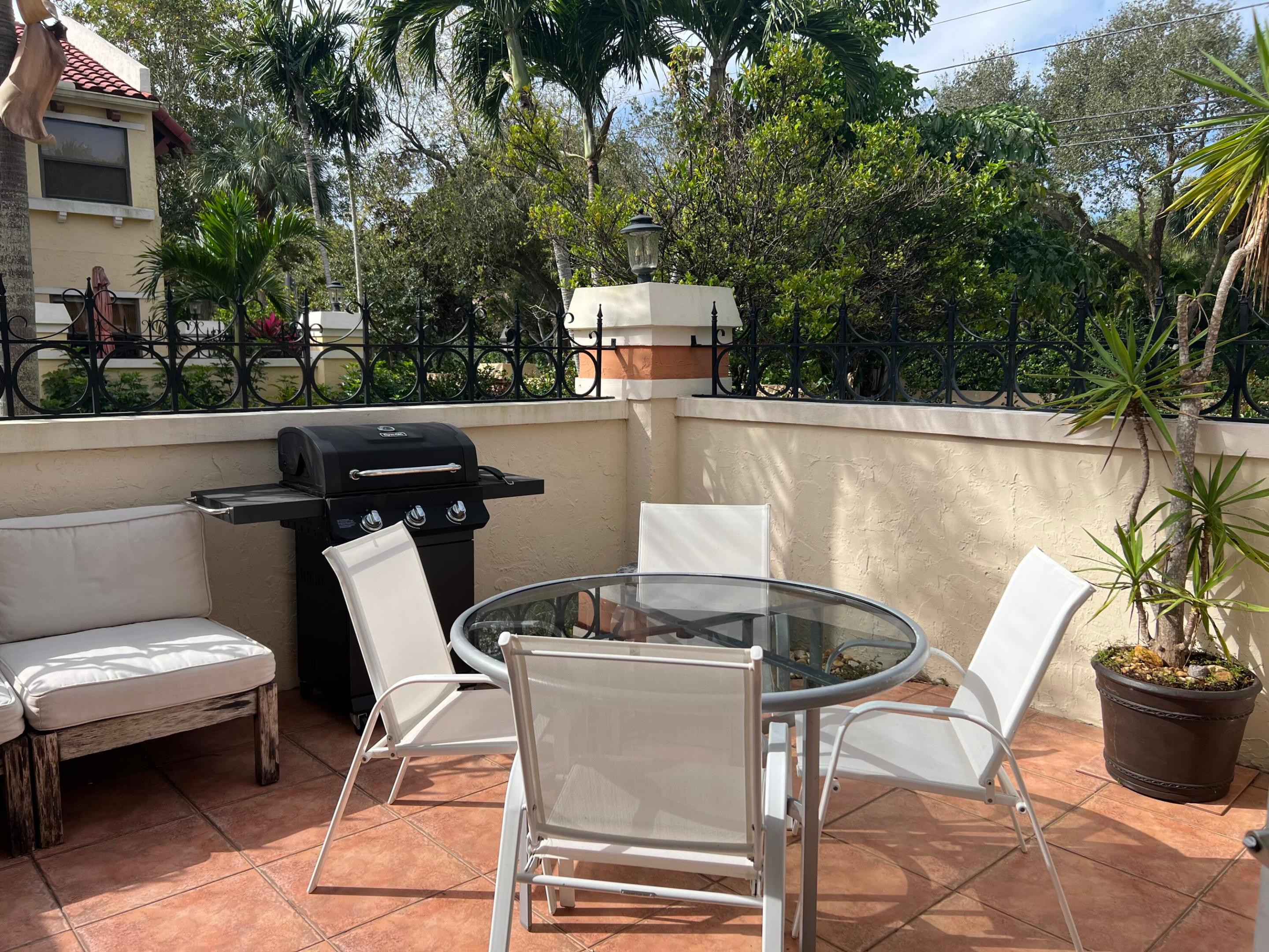 UNO LAGO - Residential Lease