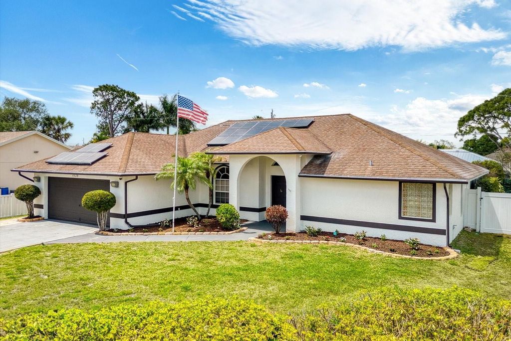 Photo of 1029 SW Jennifer Terrace, Port Saint Lucie, FL 34953 (MLS # F10494567)