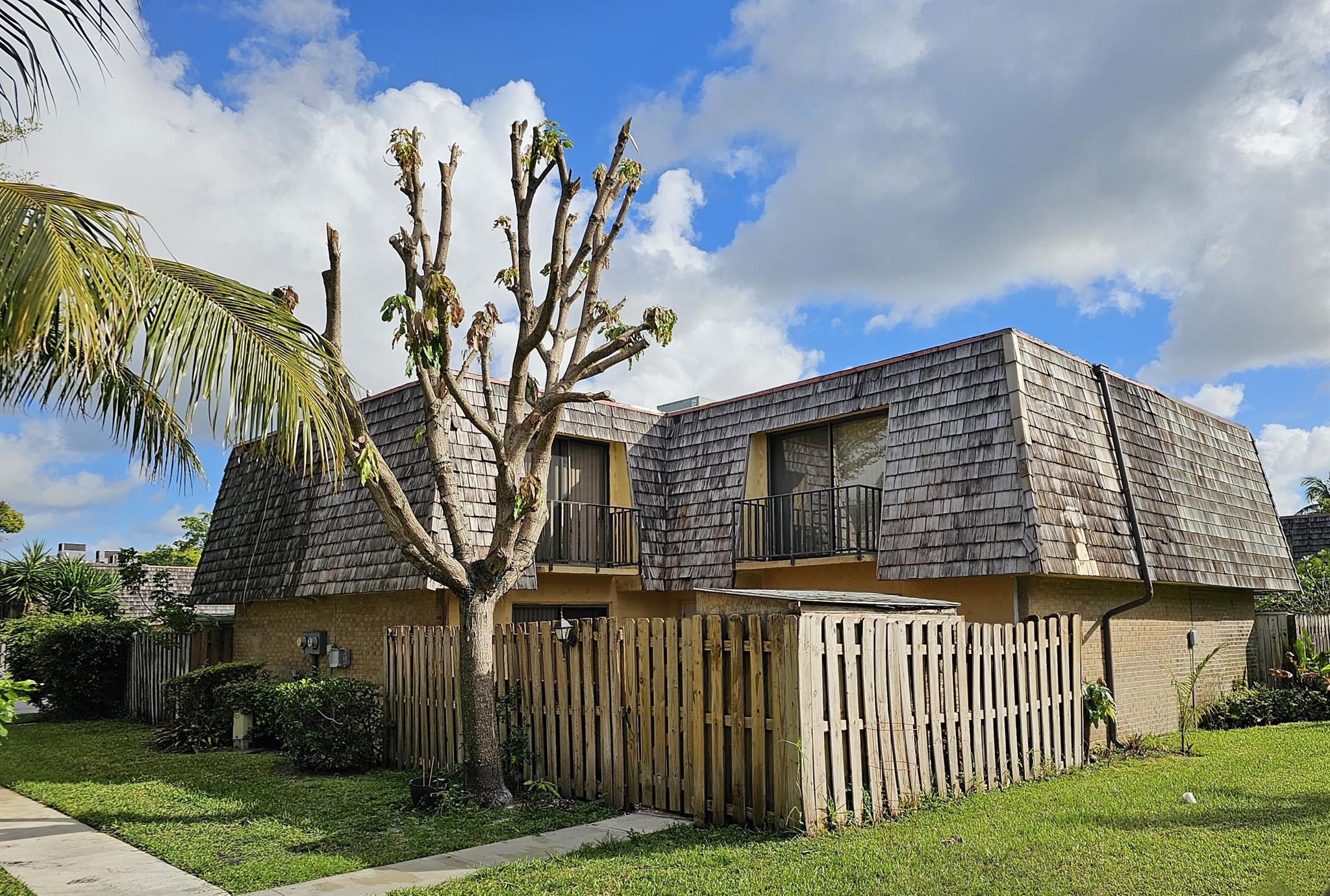 BEAUTIFUL COMMUNITY, ONLY MINUTES OF MAJOR HIGHWAYS AND BEACHES.