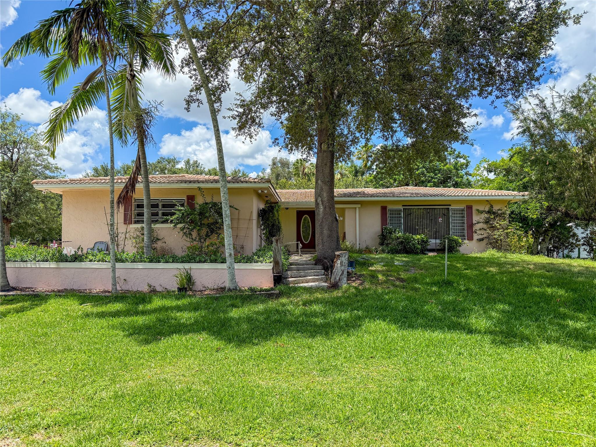 14431 MUSTANG TRAIL, Southwest Ranches, FL, 33330/$2,499,900 2 14431 MUSTANG TRAIL