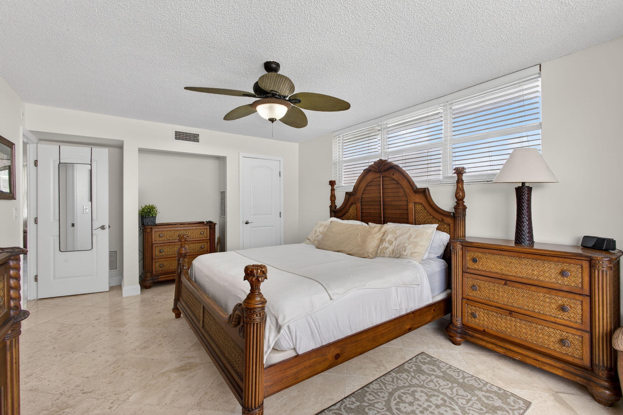 VILLA TOWERS CONDO - Residential Lease