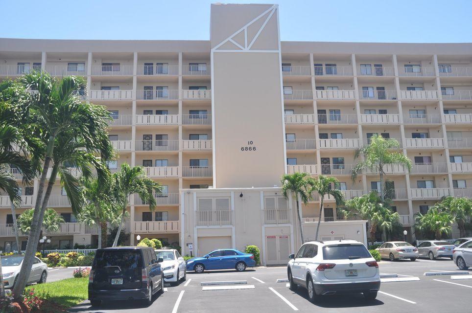 RENT INCLUDES WATER AND CABLE. COMPLETELY RENOVATED PENTHOUSE UNIT WITH LONG WIDE WATER VIEWS. BRIGHT AND AIRY WITH LOTS OF NATURAL LIGHTING. HUNTINGTON LAKES IS A MOST SOUTHT AFTER ADULT COMMUNITY IN DELRAY BEACH. CLOSE PROXIMINITY TO LOTS OF FINE DINING, SHOPPING AND GREAT ENTERTAINING ALL YEAR ROUND. VACANT ON COMBINATION LBX AND EASY TO SHOW.