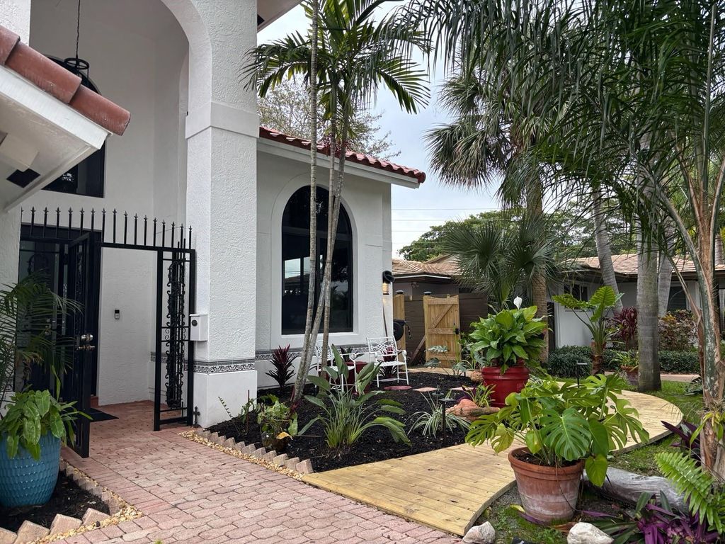 Photo of 307 N Highland Drive, Hollywood, FL 33021 (MLS # F10549584)