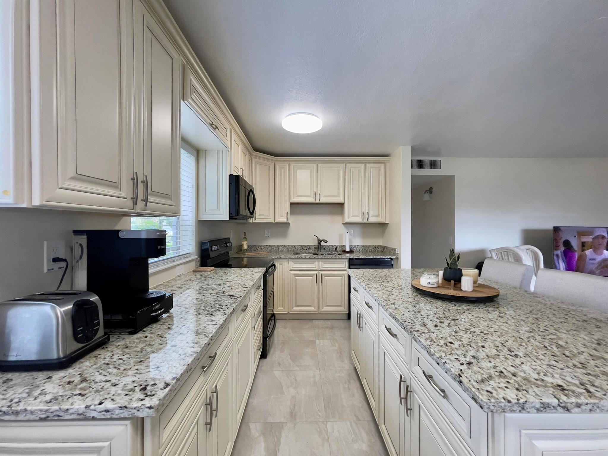 117 Flanders C, Delray Beach, FL, 33484/$149,000 2 117 Flanders C