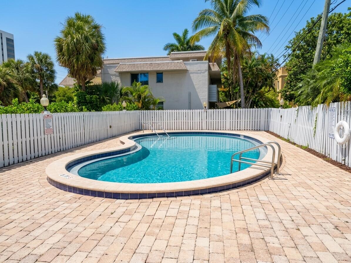 2555 NE 11th Street 303