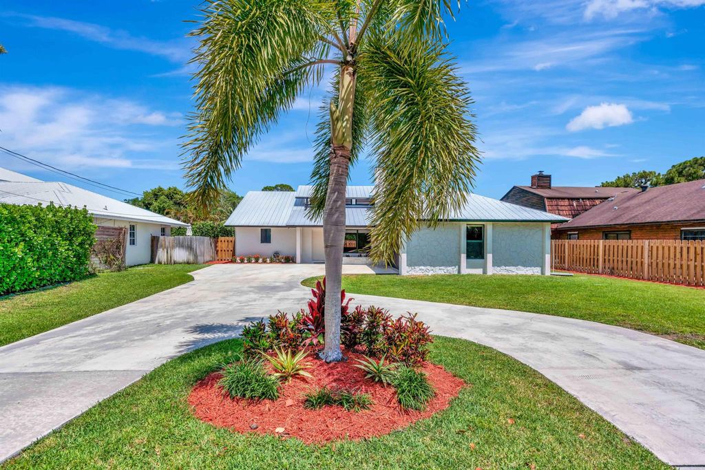 Photo of 18975 SE County Line Road, Jupiter, FL 33469 (MLS # R11111434)