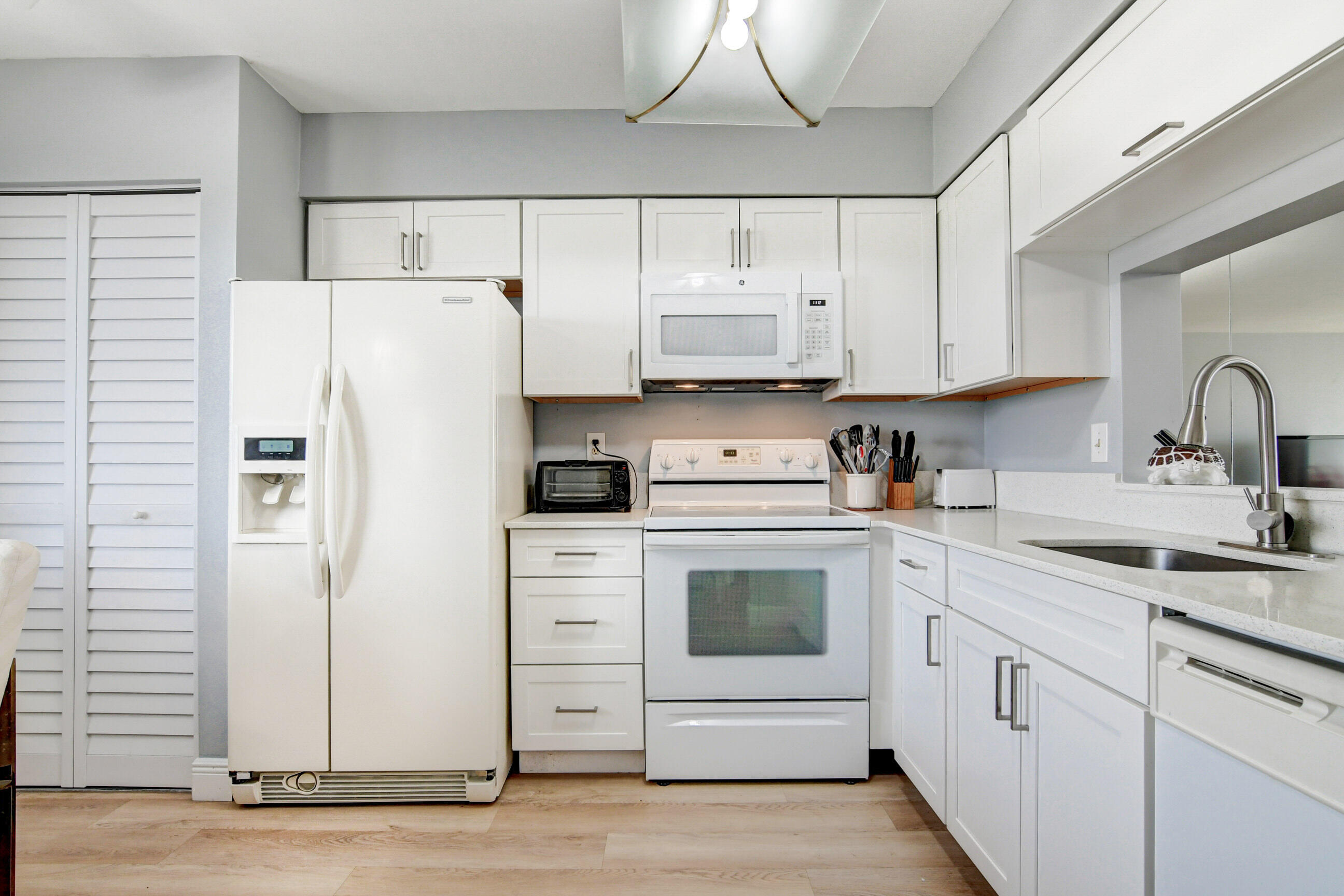 HUNTINGTON LAKES SEC THREE CONDOS - Residential Lease