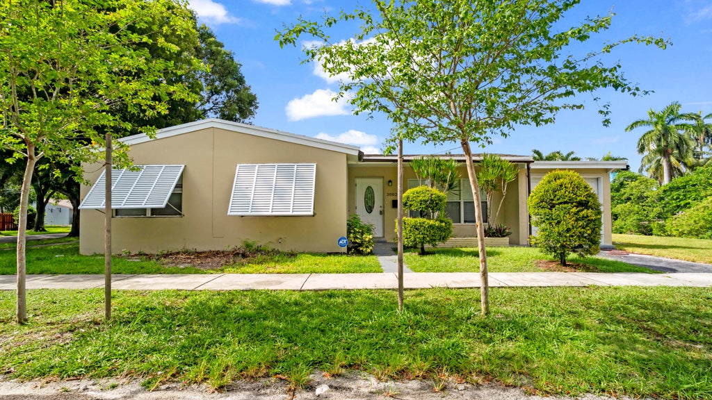 Photo of 3002 ARTHUR Street, Hollywood, FL 33021 (MLS # B26062681)