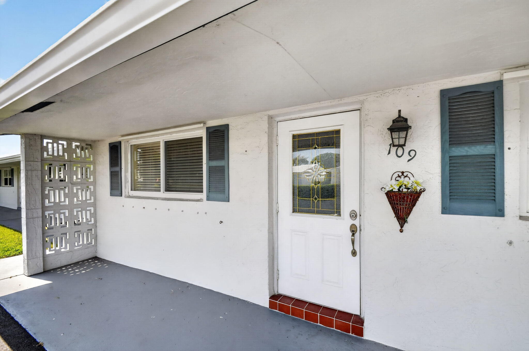 701 SW LAKE Court 109