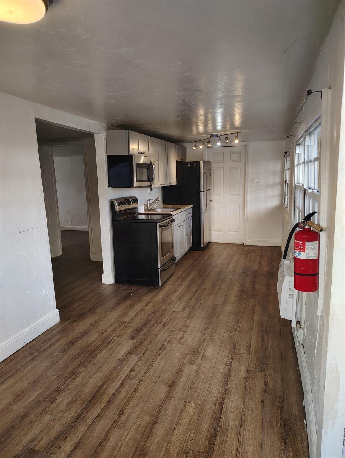 Hollywood 1-21 B - Residential Lease