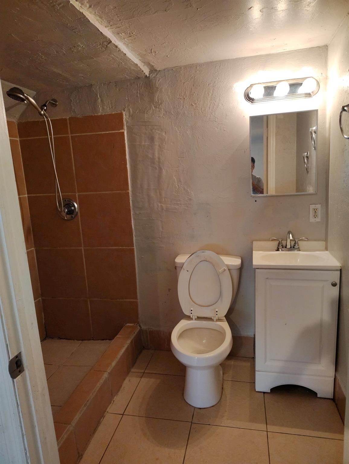 Hollywood 1-21 B - Residential Lease