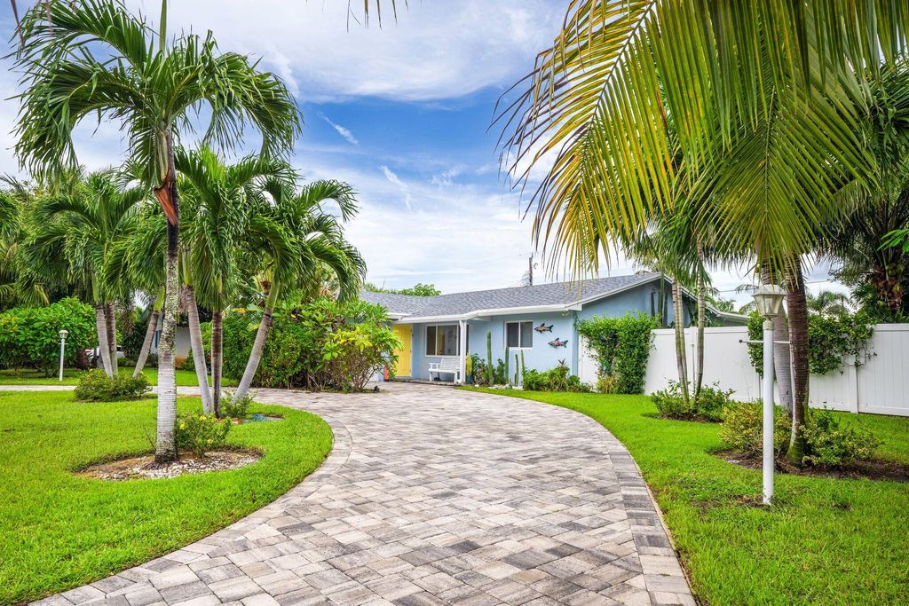 Photo of 1034 Coral Drive, Boynton Beach, FL 33426 (MLS # R11027596)